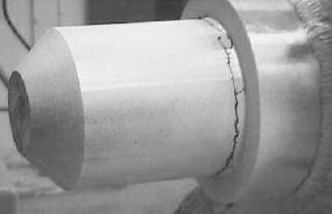 Trinca vis�vel com L�quido Penetrante  em eixo